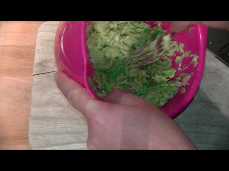 Avocado_Zwiebel_zerdrücken