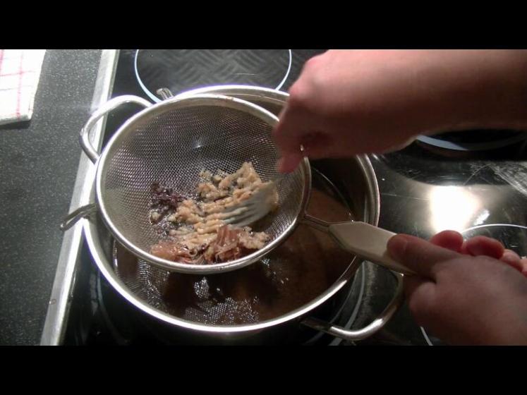 KnoblauchdurchSiebinsaucedruecken