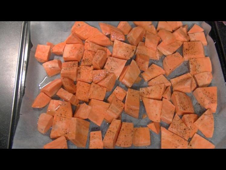 Süßkartoffeln_Backblech_würzen